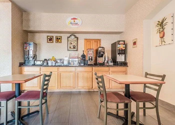 Super 8 By Wyndham Worth Stockyards 2*