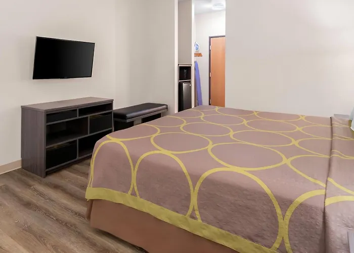 Super 8 By Wyndham Worth Stockyards Hotel 2*