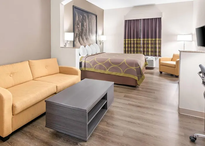 Super 8 By Wyndham Worth Stockyards 2*