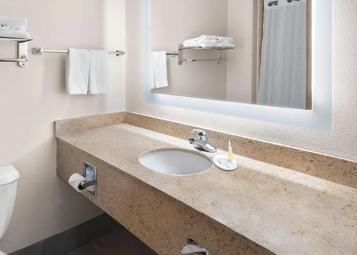 Super 8 By Wyndham Worth Stockyards 2*