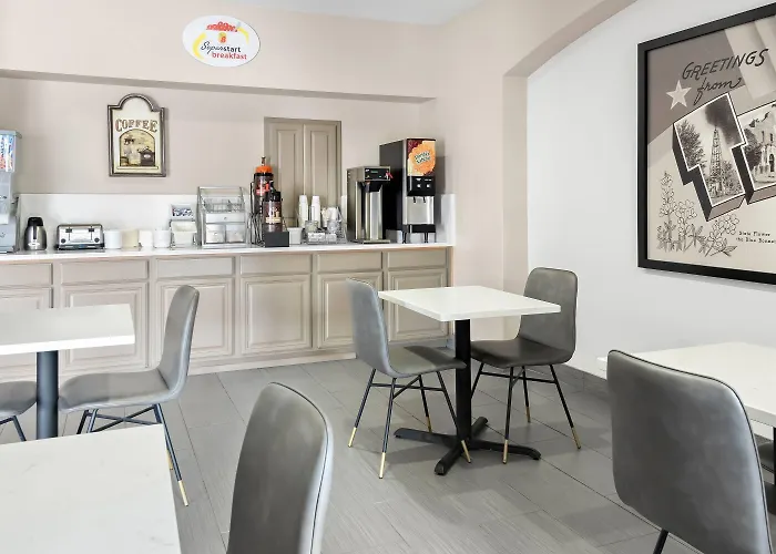 Hotel Super 8 By Wyndham Worth Stockyards 2*