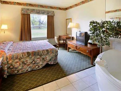 Hotel Super 8 By Wyndham Worth Stockyards 2*